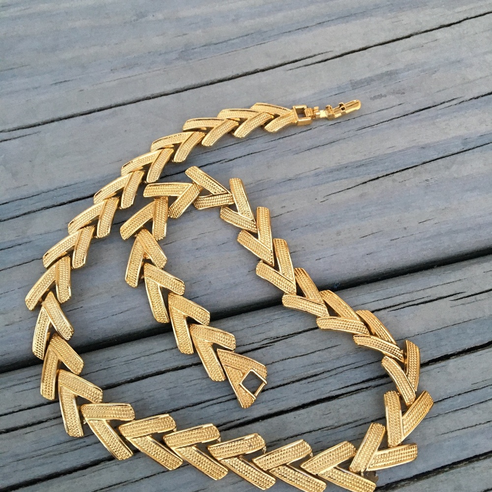 Necklace, gold tone